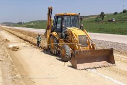 Image du Maroc Professionnelle de  Travaux sur la voie en construction sidi el Yamani-Asilah installation de la première épaisseur de la couche de revêtement de la chaussée, Mercredi 12 Juin 2002. (Photo / Abdeljalil Bounhar) 